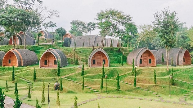 Bisa Glamping di Rumah Hobbit di Area Resort Bergaya Jawa Tradisional di Malang